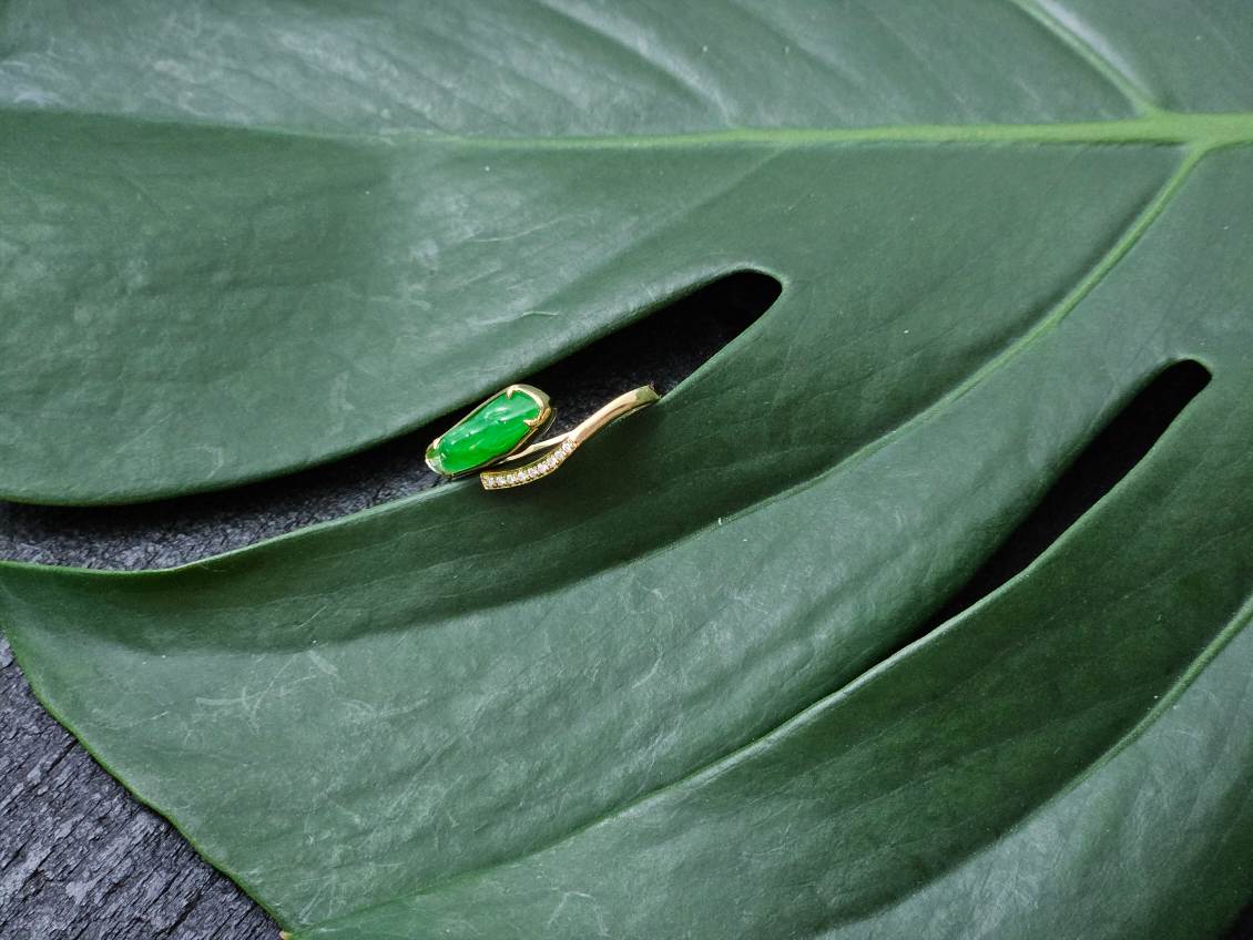 Certified 18K Gold With 100% Grade A Burma Jadeite and Diamonds Ring